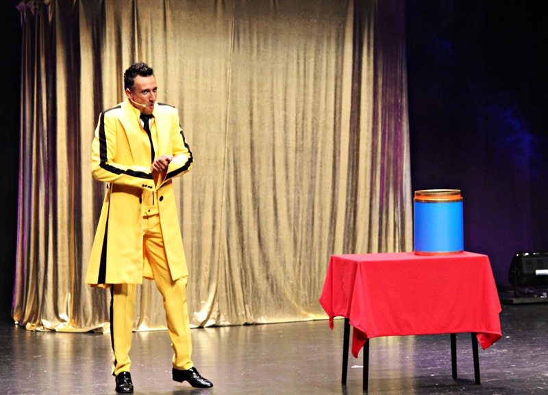 La màgia del Mag Lari al Teatre Núria Espert.