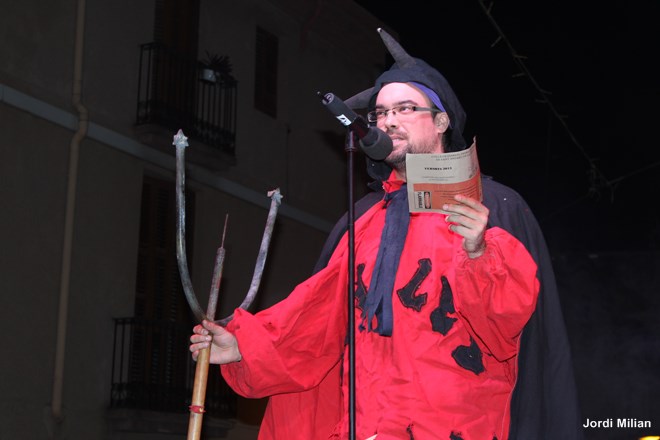 La tradicional lectura dels versots inicia el correfoc de la Colla de Diables