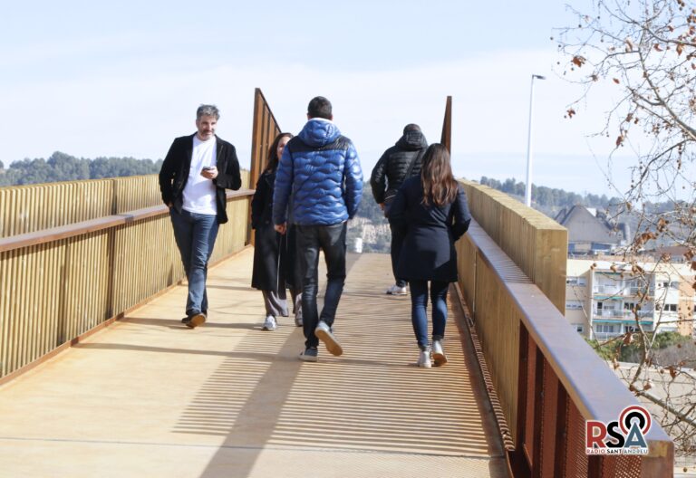 La nova passarel·la que connecta el Parc Central i el barri de la Plana ja és una realitat