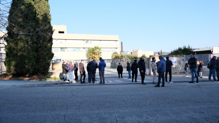 Setmana de negociacions pel tancament d’Eurohueco amb els treballadors en vaga indefinida pel tancament de l’empresa