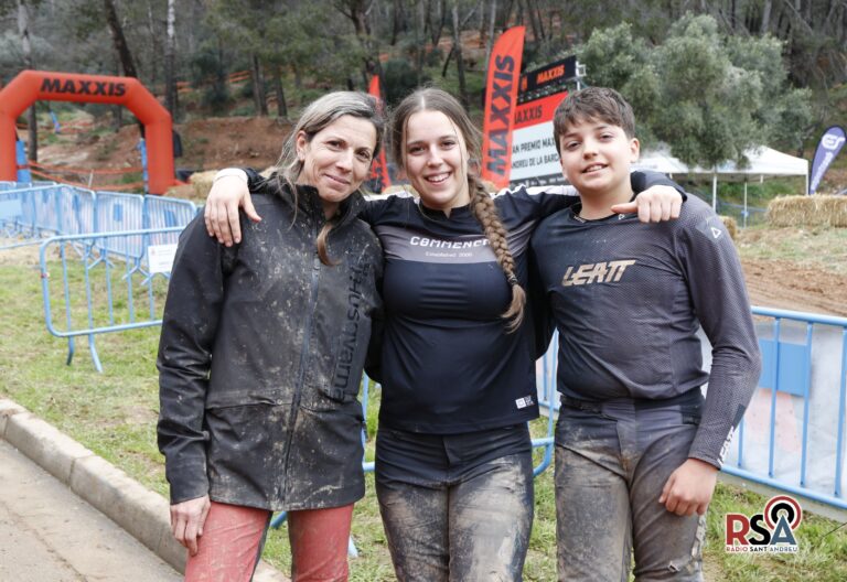 Maria Estévez i els seus fills, Esther i Julián, una familia santandreuenca unida per la passió del descens