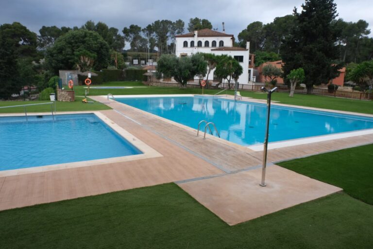 Obres a la piscina municipal d’estiu de Can Salvi per garantir la seguretat i solucionar les  deficiències detectades