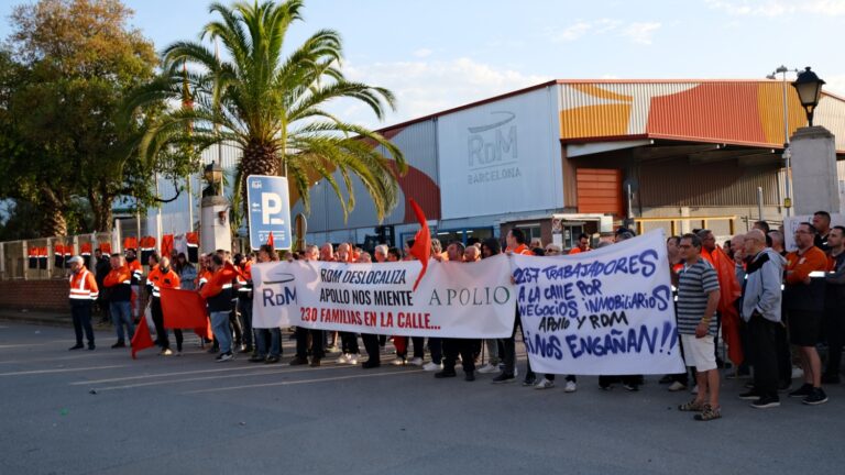 Mobilització davant la planta de RDM a Castellbisbal per protestar contra el seu tancament i no apostar per la taula de reindustrialització